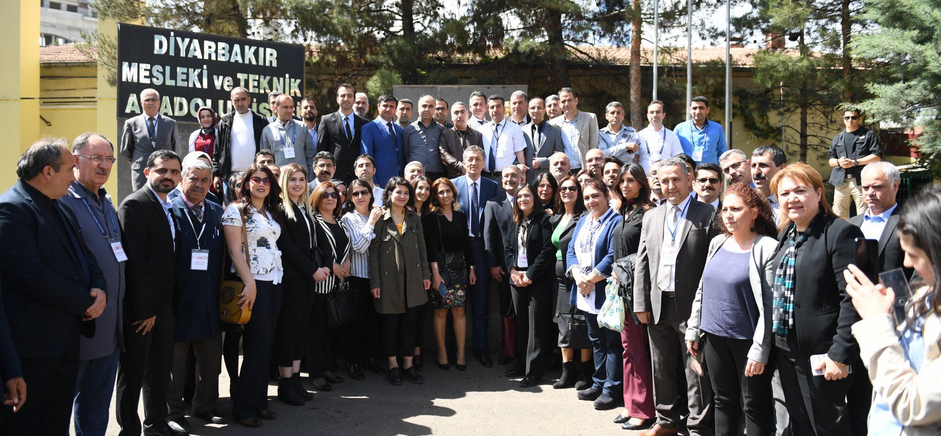 BAKAN SELÇUK, DİYARBAKIR´DA ÖĞRETMEN VE ÖĞRENCİLERLE BULUŞTU