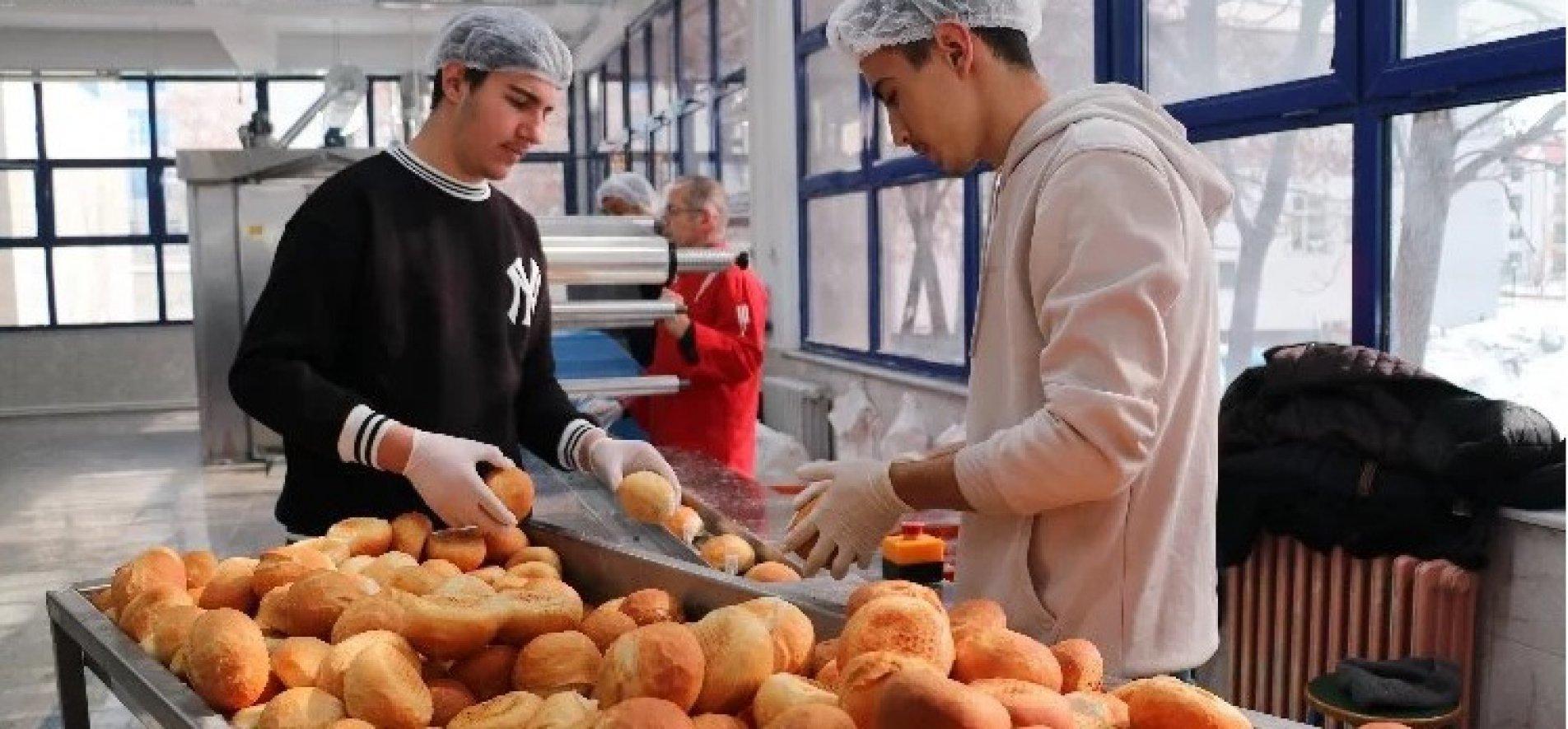 ERZURUM, ARDAHAN VE ERZİNCAN'DA MESLEK LİSESİ ÖĞRENCİLERİ İLE ÖĞRETMENLER TARAFINDAN ÜRETİLEN EKMEKLER DEPREMZEDELERE ULAŞTIRILIYOR