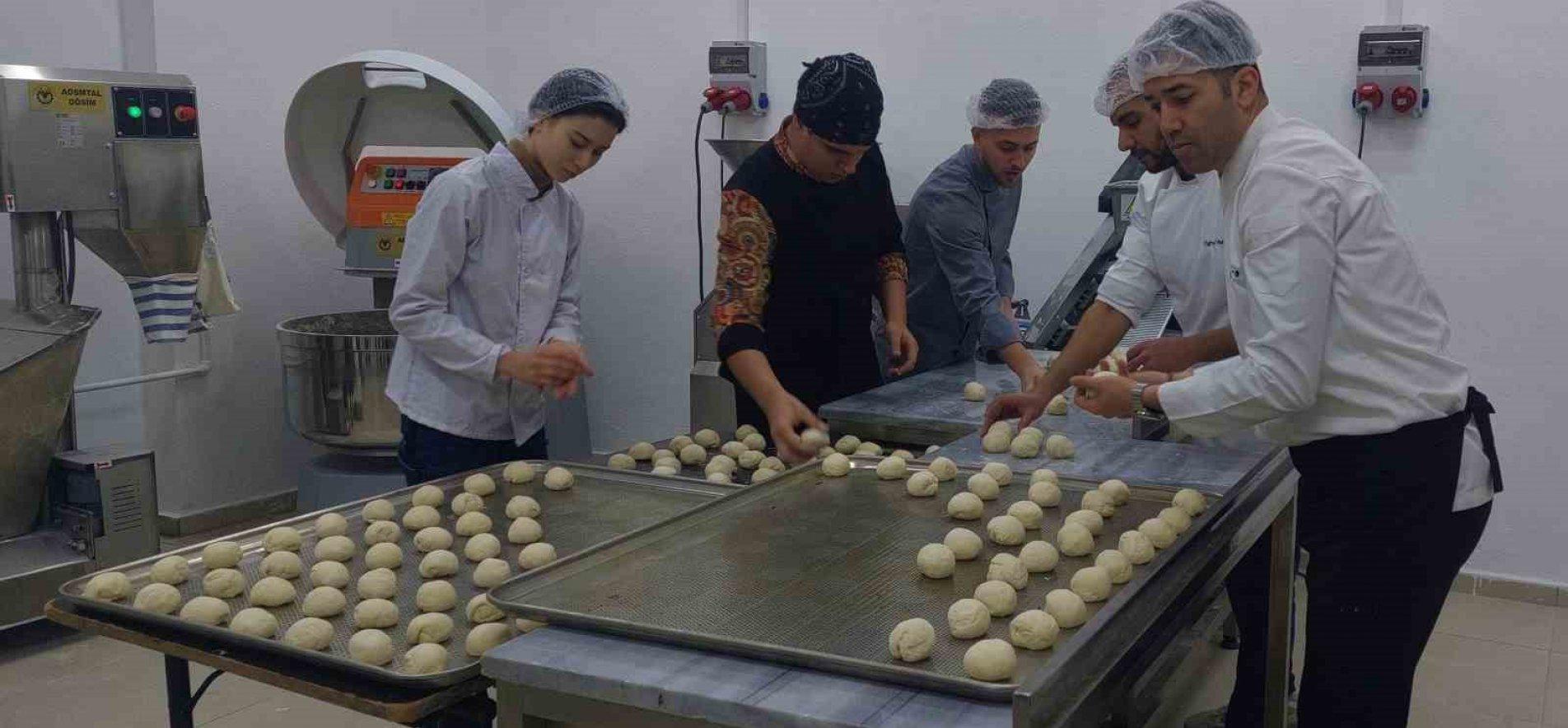 TEKİRDAĞ'DA ÖĞRETMEN VE ÖĞRENCİLER SOBA YAPARAK EKMEK ÜRETİYOR