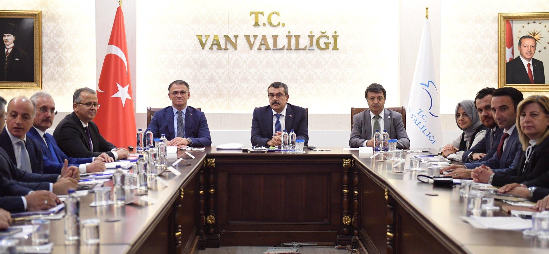 BAKAN YUSUF TEKİN, VAN İL EĞİTİM DEĞERLENDİRME TOPLANTISI'NA KATILDI