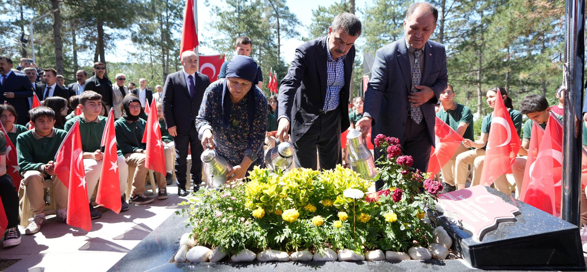 BAKAN TEKİN, ŞEHİT ÖĞRETMEN AYBÜKE YALÇIN'IN KABRİNİ ZİYARET ETTİ