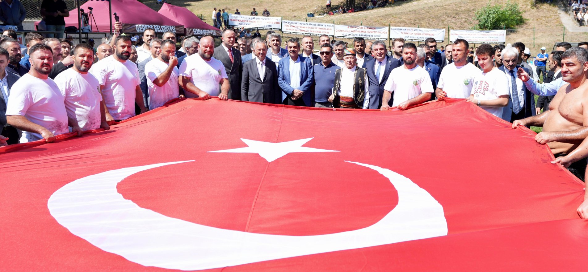 BAKAN YUSUF TEKİN, BOLU'DA YAĞLI GÜREŞ PROGRAMINA KATILDI